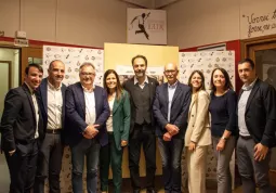 Neri Marcorè con il gruppo dell'amministrazione comunale, l'assessore regionale Marco Gallo e presidente del Circolo Méliès Mattia Bertaina