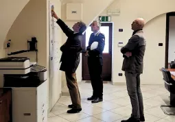 Il Prefetto durante il sopralluogo alla Sala Operativa della Polizia Locale dove ha sede la Sala Operativa del COM