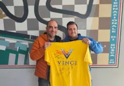A destra Leonardo Speranza consegna la maglietta autografata dai campioni all'assessore con delega allo sport Diego Bressi