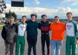 Foto di gruppo con Jannik Sinner, Alessandro Pier Guidi, Antonio Giovinazzi, Giulio Ciccone insieme allo staff del Kart Planet