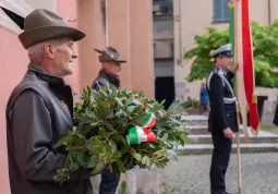 La deposizione della corona di alloro davanti alla lapide dei caduti in Piazza della Rossa
