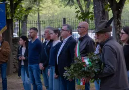 Un momento solenne durante la commemorazione di fronte alla monumento alla Restistenza