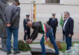 Il Sindaco Ezio Donadio durante la deposizione della corona di alloro al monumento ai caduti e ai dispersi
