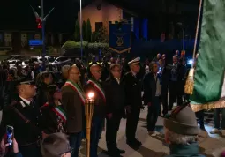 A Ceretto un momento solenne durante di fronte alla davanti alla lapide che ricorda le 27 vittime dell’eccidio nazifascista del 5 gennaio 1944