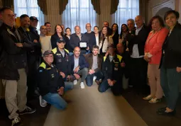 L'Amministrazione comunale e il gruppo dei volontari della Protezione Civile di Busca insieme a Ezio Ferrero
