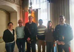 Il nuovo Comandante della Stazione dei Carabinieri Alan Cernettich, insieme al Maresciallo Matteo Faustini e l'Amministrazione Comunale