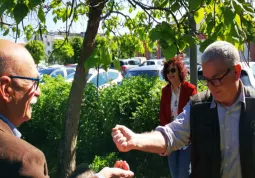 	I bambini della scuola materna insieme ai volontari di Busca e Verde durante la semina, presente anche il Sindaco Ezio Donadio