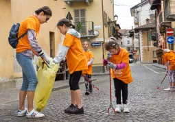 La squadra di Spazzamondo per le vie del centro
