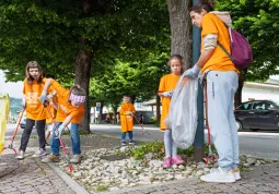 	La squadra di Spazzamondo per le vie del centro