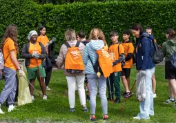 	La squadra di Spazzamondo per le vie del centro