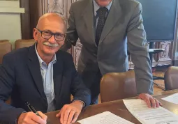 Il Prefetto Mariano Savastano insieme al Sindaco Ezio Donadio durante la firma del documento d'intesa