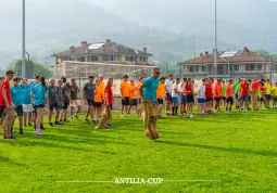 Un momento durante la sfida di corsa con il sacco