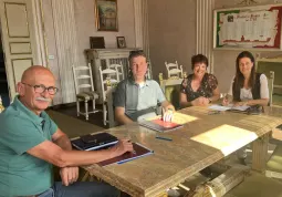 Il tavolo della riunione di fine anno: da sinistra, il Sindaco Ezio Donadio, il direttore artistico Maurizio Fornero, la responsabile della segreteria Daniela Mottura e l'Assessora alla Cultura e Istruzione Lucia Rosso