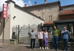 Il nuovo DAE posizionato all’ingresso del Cinema Lux. In foto, a partire da destra, il presidente Enrico Giubergia del Comitato della CRI Busca, il Sindaco Ezio Donadio, la presidente dell’ASD Body Style Laura Delfino, la Vice-sindaca Beatrice Aimar e il consigliere Gianpiero Marino della CRI Busca
