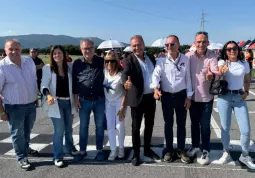 Da destra, alla griglia di partenza: Chiara Voghera dell'ATL di Cuneo, l'assessore allo Sport Diego Bressi il responsabile di gara, l'assessore al Turismo Paolo Bongiovanni, la presidente dell'ATL di Cuneo Gabriella Giordano, l'assessore alla Montagna Marco Gallo, l'assessora alla Cultura Lucia Rosso e Cesare Speranza proprietario del Kart Planet