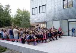 Gli alunni della scuola primaria in attesa dell'inizio della scuola