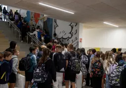 Gli studenti nell'atrio dell'ingresso si dirigono in classe per l'inizio delle lezioni