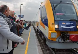 L'arrivo del treno Arenaways alla stazione di Busca