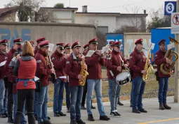 L'arrivo del treno è accompagnato dalla musica della banda di Castelletto di Busca