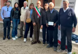 la consegna della targa a Giuseppe Donadio, storico massaro della frazione
