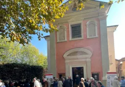 La facciata interessata dal restauro è tornata all'antico splendore
