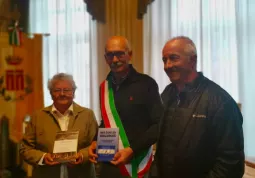 Il sindaco Ezio Donadio con gli ospiti argentini