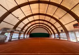 Il campo da tennis coperto e in terra battuta