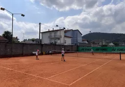 Uno dei campi in terra battuta durante una lezione