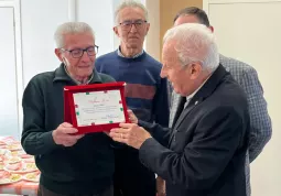 La consegna della targa allo storico presidente Stefano Tesio