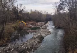 Un tratto del torrente Maira durante i lavori di riqualificazione