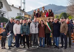 L'amministrazione comunale con gli organizzatori e Micon, Miconëtta insieme all'allegra combriccola