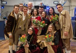 Il gruppo delle maschere di Busca: Micon e Miconëtta, con ‘l Panaté e la Bela Panatera e le Birichine e i Birichin