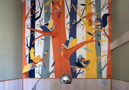 La nuova decorazione murale all'ingresso della Biblioteca