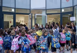 Gli alunni della scuola primaria durante l'ingresso nel primo giorno di scuola