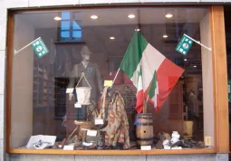 Penna Nera-manichino, al centro della vetrina del negozio di abbigliamento maschile