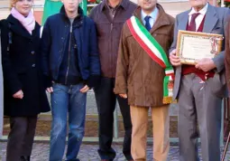 Giuseppe Fornero con i suoi famigliari e il Sindaco 