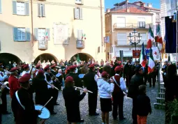 Il corteo di fronte al palco