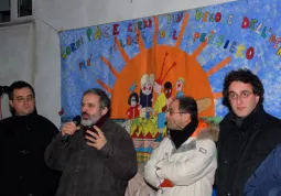Parla il dirigente scolastico Alberto Perassi, accanto a lui il sindaco, Luca Gosso, e gli assessori comunali Marco Gallo e Giuseppe Delfino