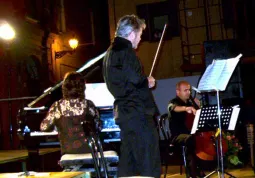 Diego Conti, violino, Gabriella Orlando, pianoforte, e Massimo Magri, violoncello: hanno suonato musiche  di Debussy, Ravel. Respighi e altri compositori