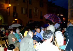 Sotto la pioggia in piazza della Rossa prima dell'inizio dello spettacolo