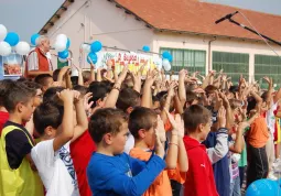 I pu-pazzi sorti nella piazza della parrocchia