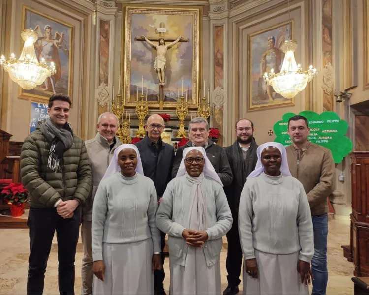 Don Roberto Bruna, il sindaco di Busca Ezio Donadio e l’assessore Bruno Olivero, il sindaco Giancarlo Armando di Tarntasca e il consigliere Manuel Cesana insieme a madre superiora suor Maria Isacco, suor Roseann e suor Marymaguta