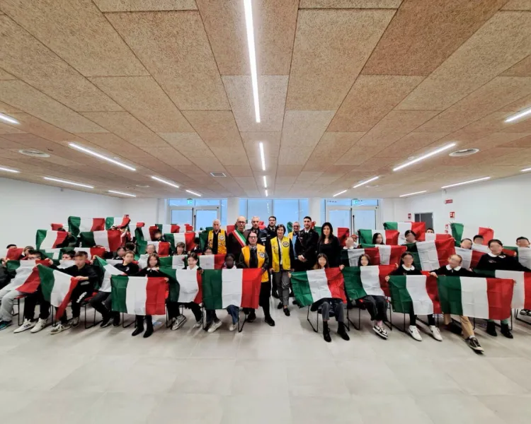 Il Tricolore agli alunni delle classi quinte