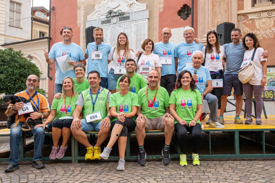 Il Comitato Fitwalking Solidale, l'amministrazione comunale e i rappresentanti delle realtà coinvolte