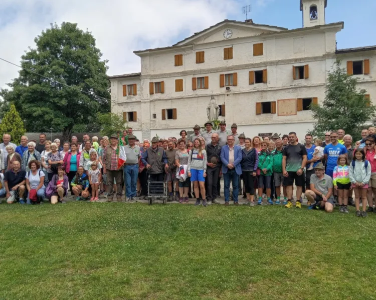 Il nutrito gruppo che ha partecipato alla giornata. Presente il Sindaco Ezio Donadio con alcuni amministratori e l'assessore regionale alla Montagna Marco Gallo