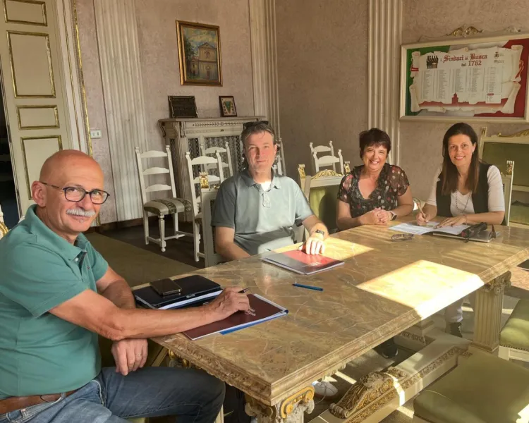 Il tavolo della riunione di fine anno: da sinistra, il Sindaco Ezio Donadio, il direttore artistico Maurizio Fornero, la responsabile della segreteria Daniela Mottura e l'Assessora alla Cultura e Istruzione Lucia Rosso