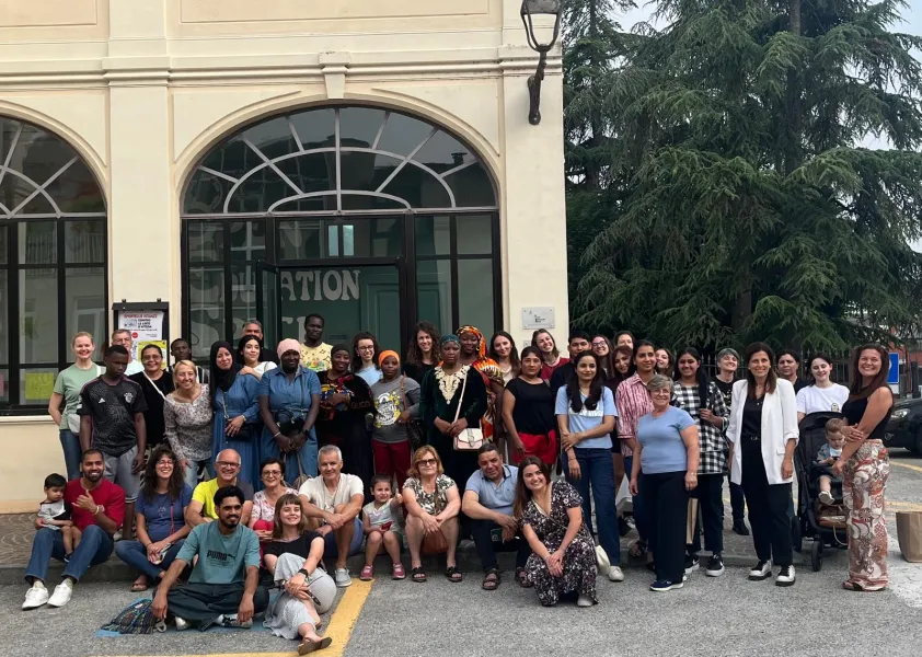 I volontari e gli studenti del corso di Scuola di Italiano per Stranieri dell'anno scolastico appena concluso