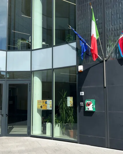 Postazione Dae al polo scolastico