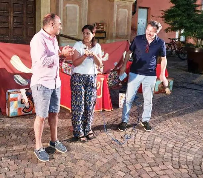 Gli assessori Diego Bressi e Lucia Rosso salutano il pubblico prima dello spettacolo