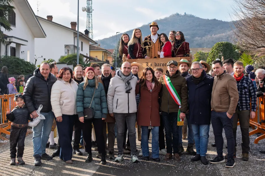 L'amministrazione comunale con gli organizzatori e Micon, Miconëtta insieme all'allegra combriccola